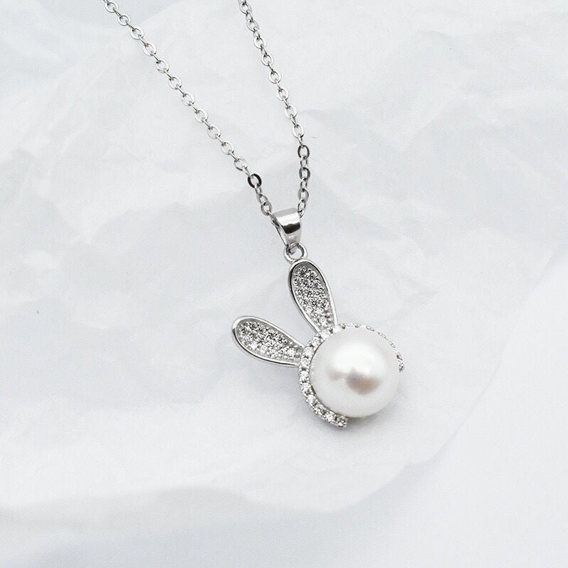 Pearl bunny ears necklace